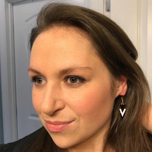 NEW!๐๐BLACK WHITE GOLD MODERN GEOMETRIC EARRINGS - Picture 6 of 7